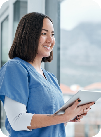 profissional utilizando um tablet com as soluções digitais de gestão de resíduos para hospitais da marQ Consult